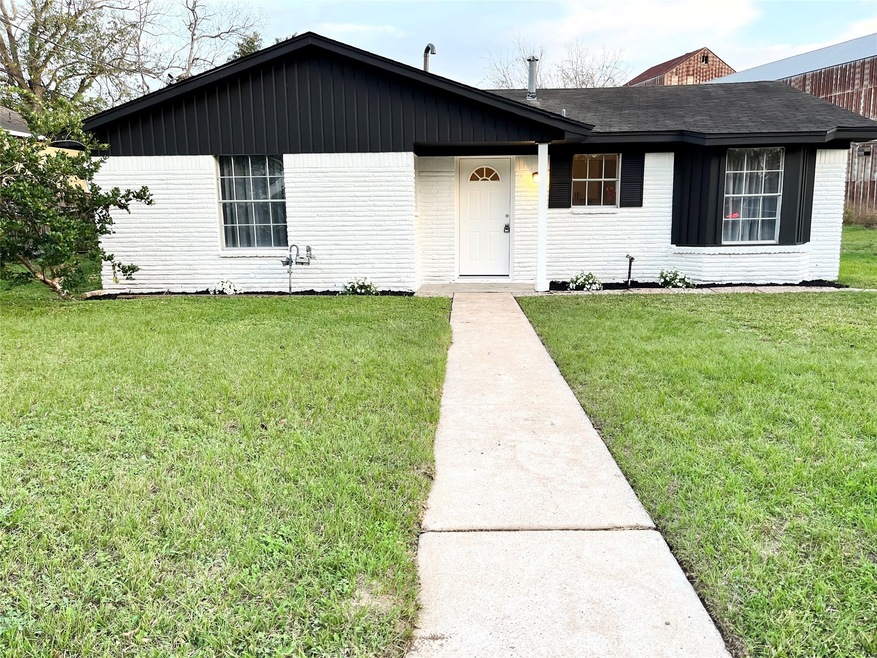 816 Chatman St, Alvin, TX 77511 - photo 1