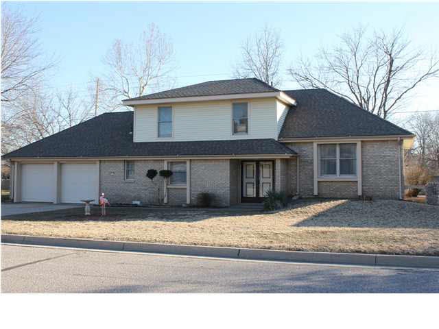 Great curb appeal. Long, quiet Cul-de-Sac.