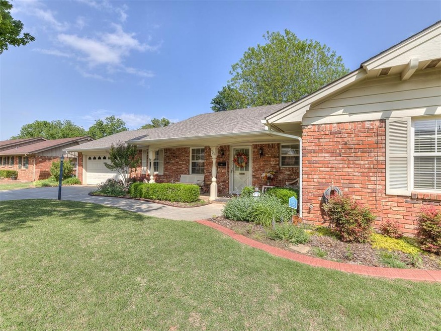 View of front of house with a garage and a front l