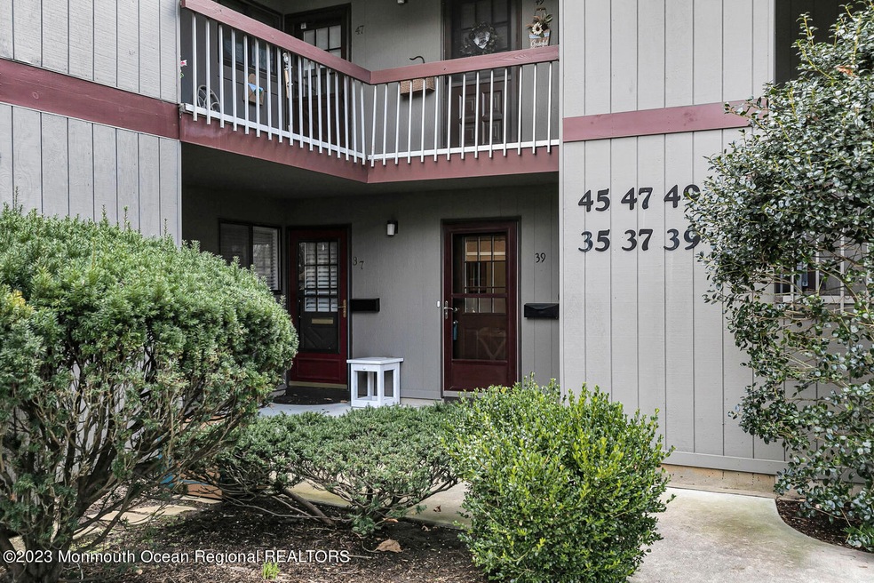 39 Eastport Ct Red Bank NJ-large-002-010