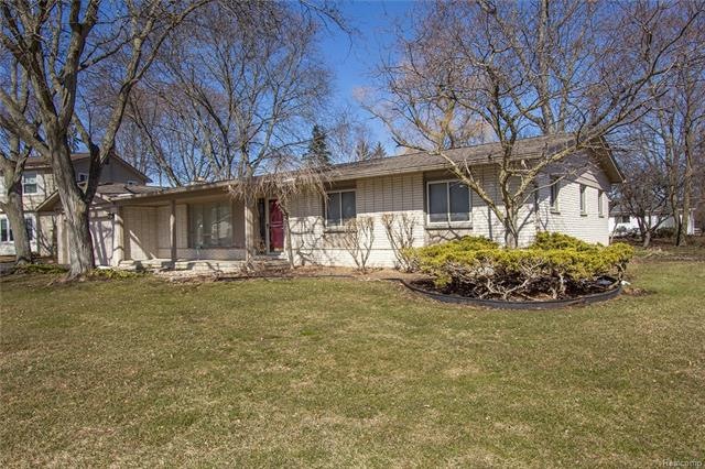 6568 Mellow Wood Ln, West Bloomfield, MI 48322 - photo 1