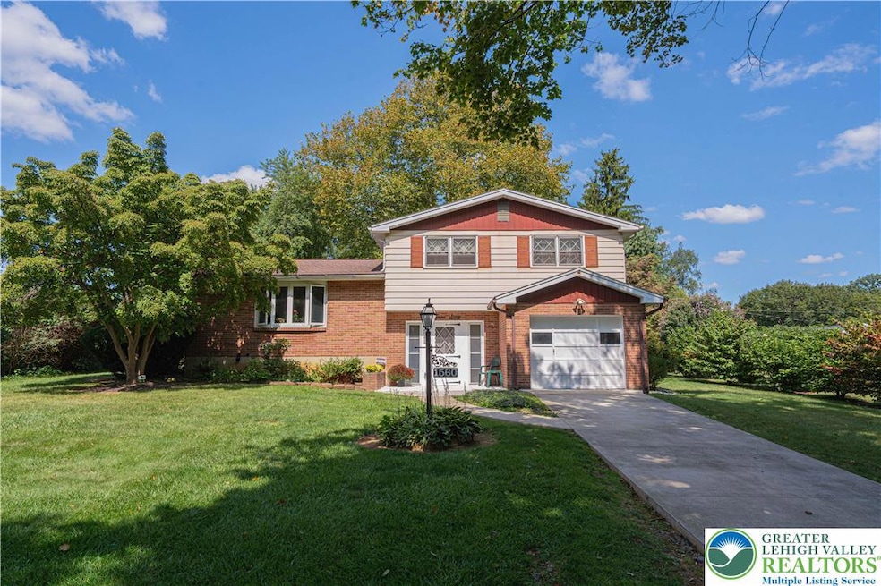 1560 Chaucer Ln, Bethlehem, PA 18017 - photo 1