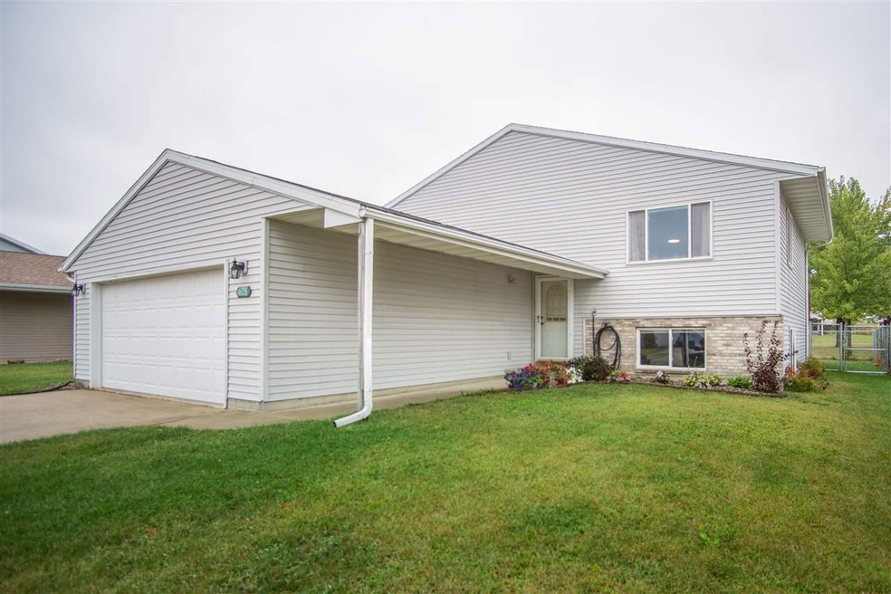 4028 Jill Dr, Waterloo, IA 50701 - photo 1