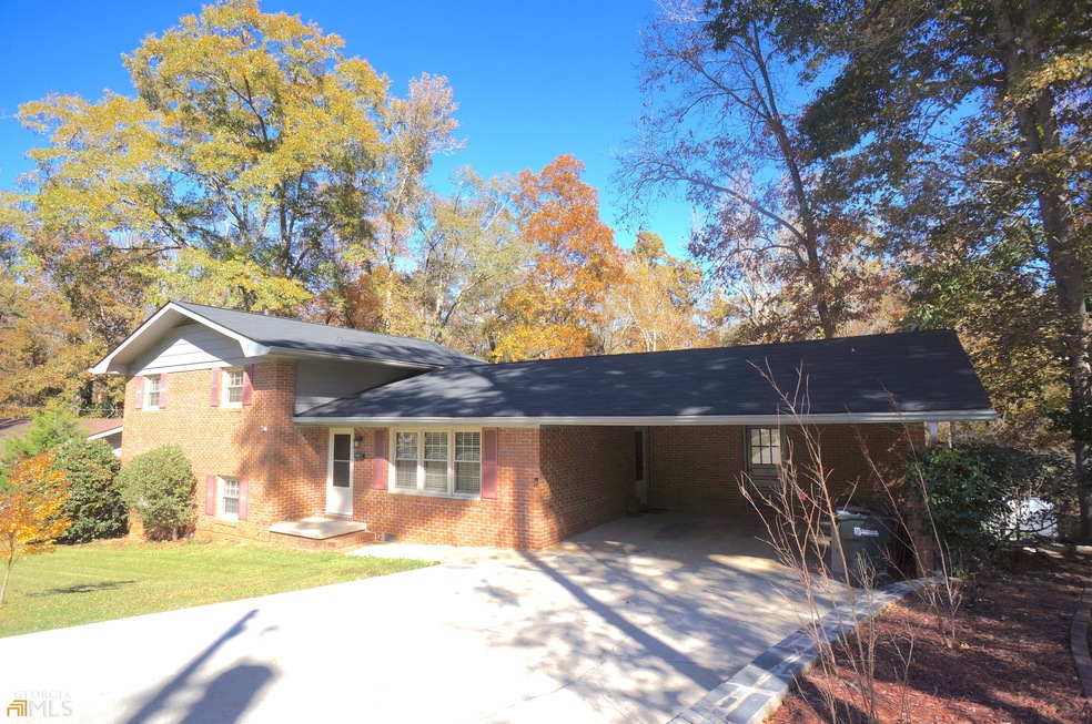 Stylish 4 Bedroom home on BEAUTIFUL CREEK 1 mile f