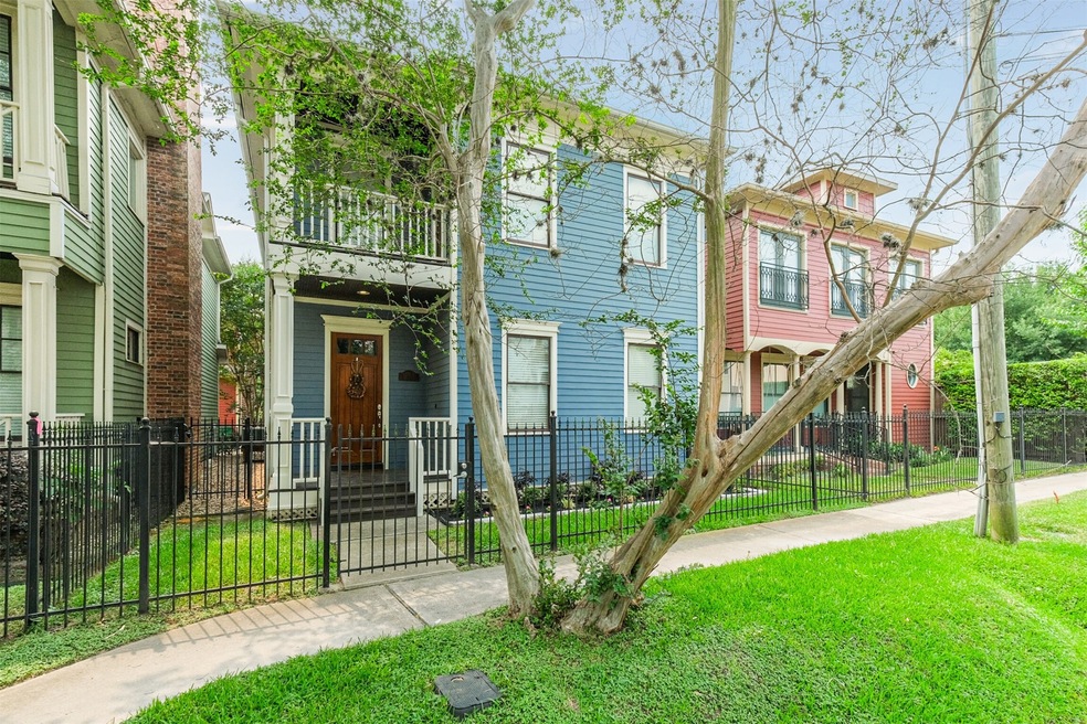 Welcome to 1305 W 25th Street, A! The front of thi