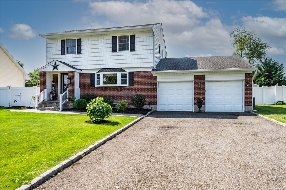 22 Plowboy Path, ComMacK, NY 11725 - photo 1