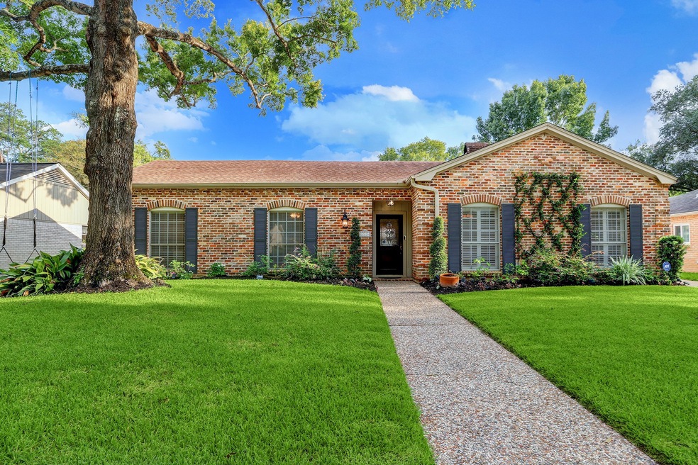 10019 Overbrook Ln, Houston, TX 77042 - photo 1