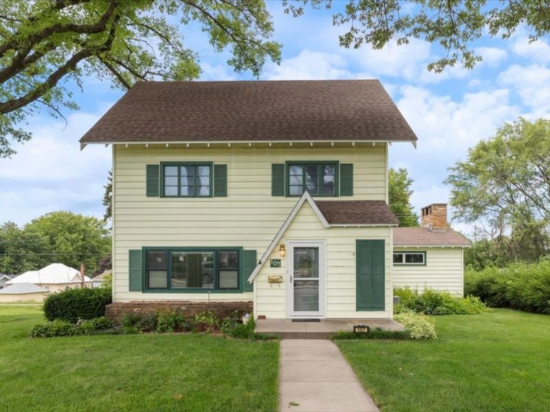 107 University Ave, Shenandoah, IA 51601 - photo 1