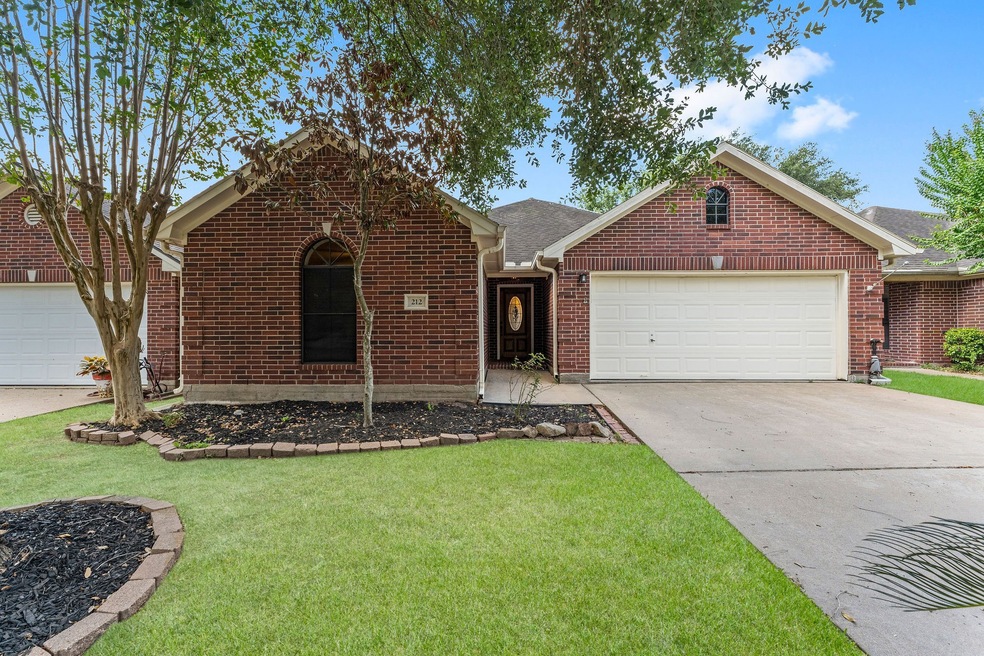 212 Live Oak Ln, Friendswood, TX 77546 - photo 1