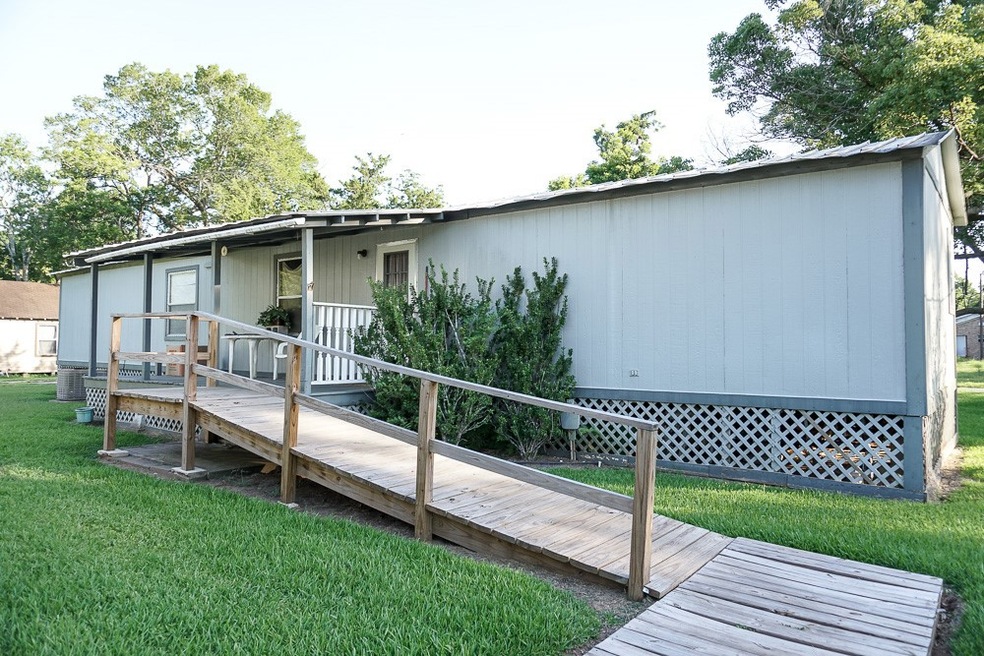 406 Walnut St, Brazoria, TX 77422 - photo 1