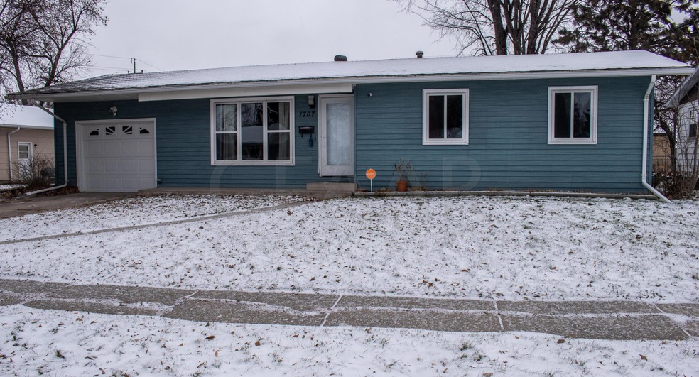1707 S 17th St, Grand Forks, ND 58201 - photo 1