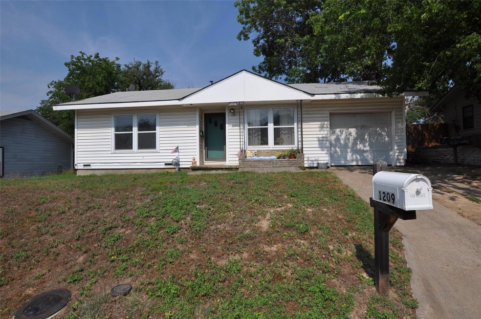 1209 Grace St, Weatherford, TX 76086 - photo 1