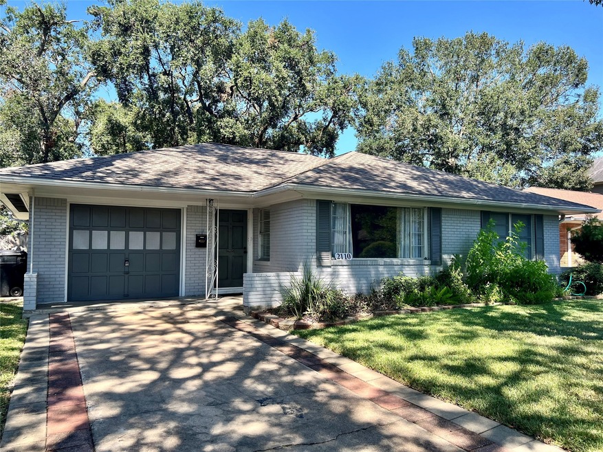 2110 Cheshire Ln, Houston, TX 77018 - photo 1