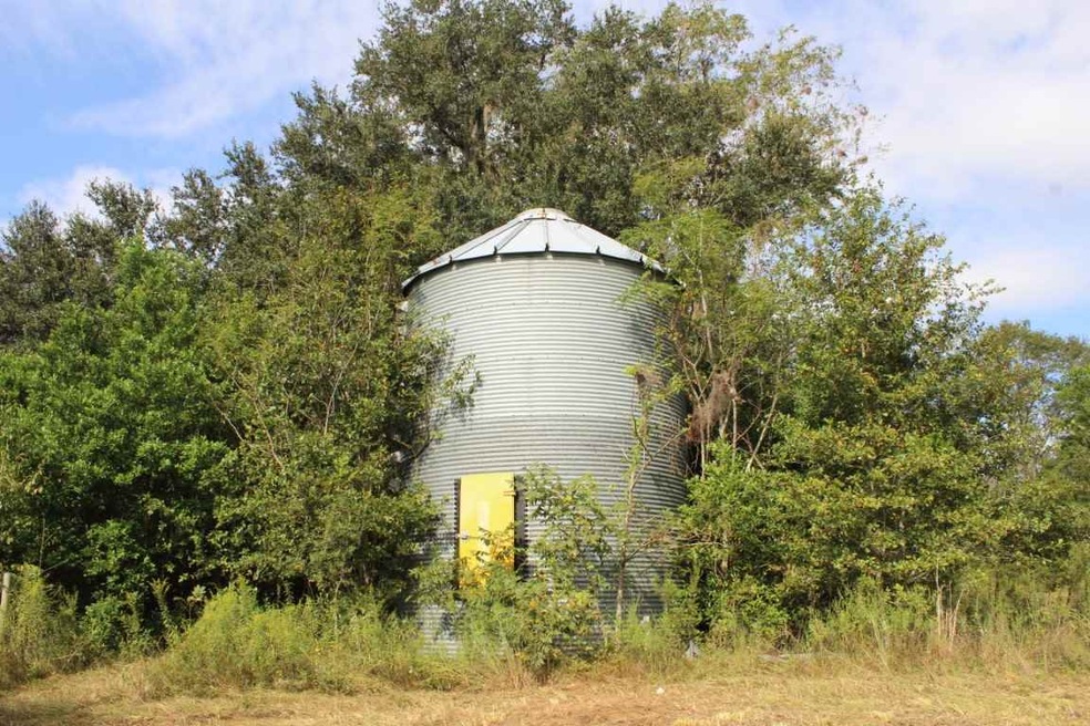 Convert this old grain bin and make it a guest hou