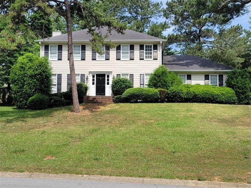 Pretty Colonial/Traditional front of Home.