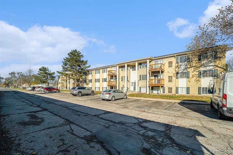 45210 Keding St unit 101, Utica, MI 48317 - photo 1