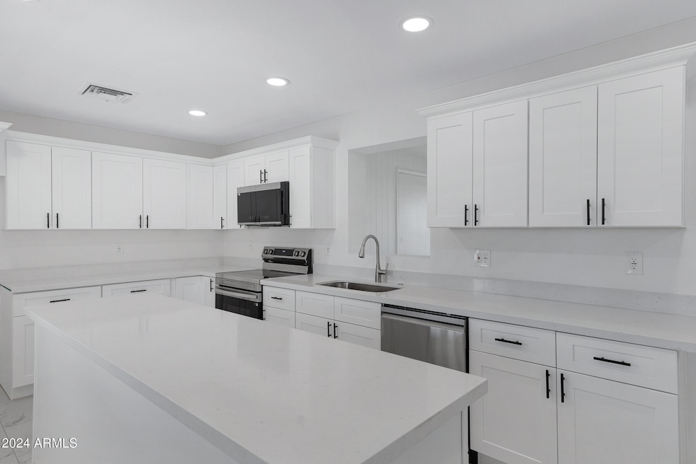 1526 S Grand Dr-12