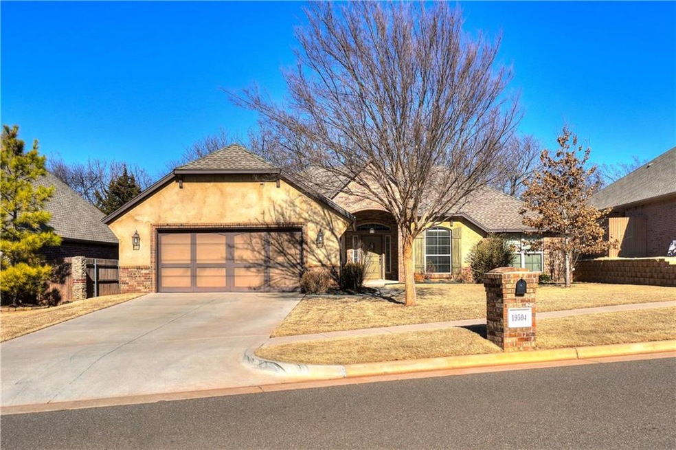 19504 Crest Ridge Dr, Edmond, OK 73012 - photo 1