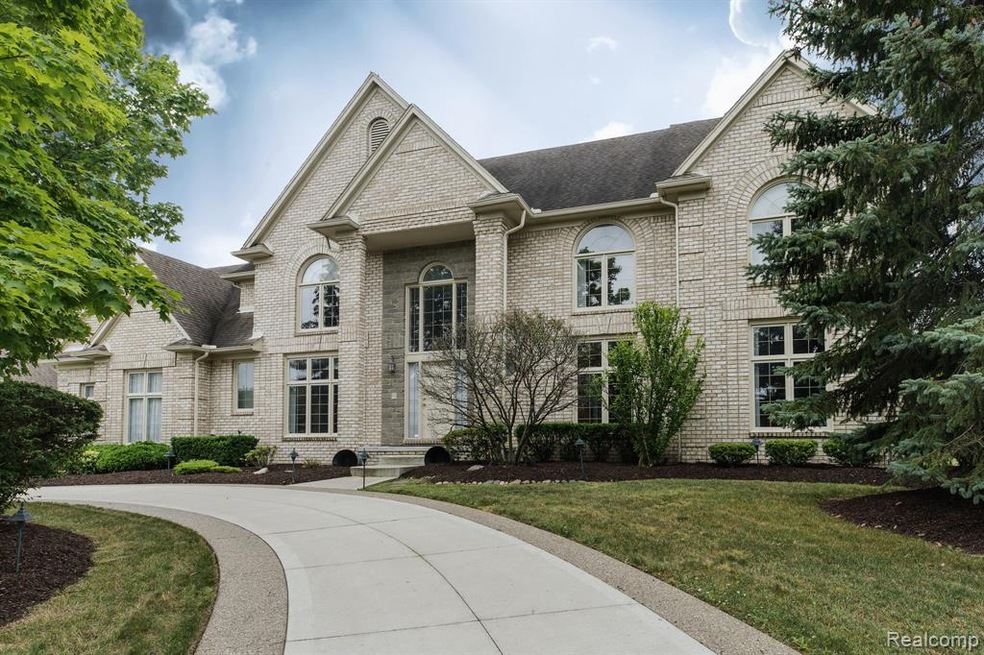 3805 Rosewood Ln, Rochester Hills, MI 48309 - photo 1