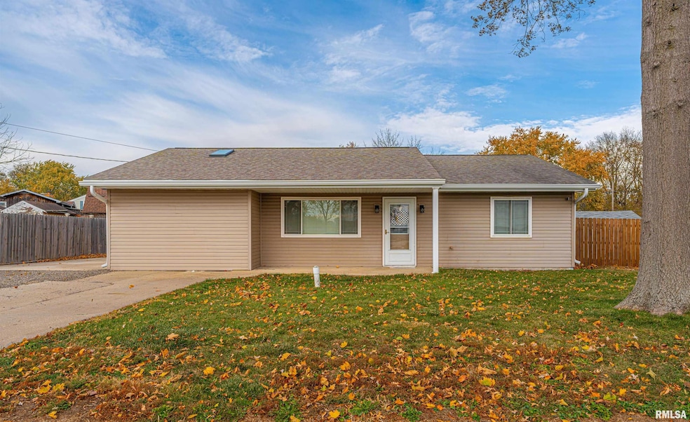 310 W Kickapoo St, Lincoln, IL 62656 - photo 1