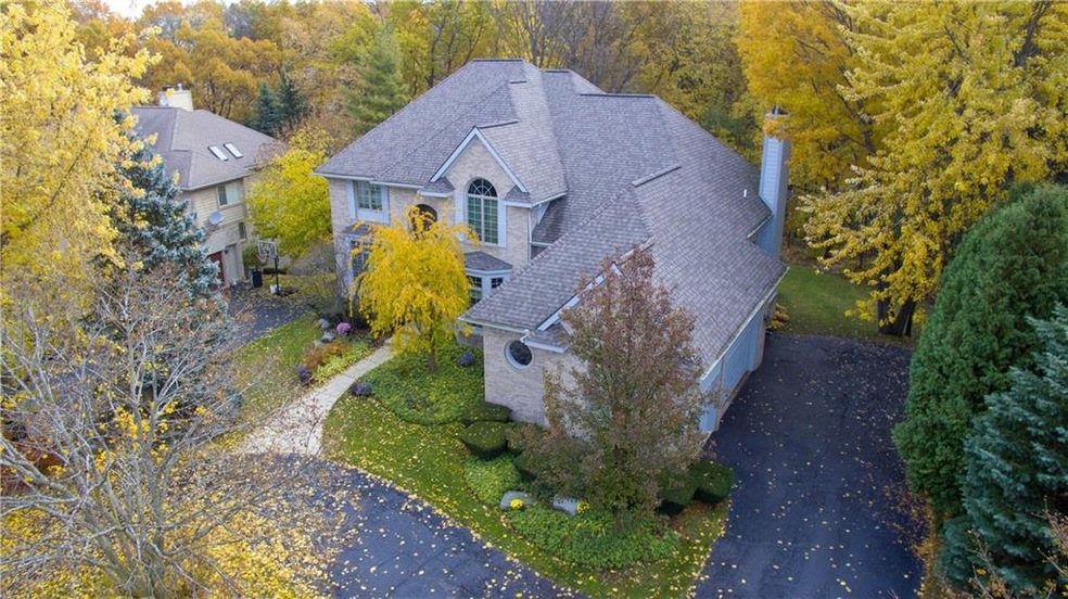 3393 Hidden Oaks Ln, West Bloomfield, MI 48324 - photo 1