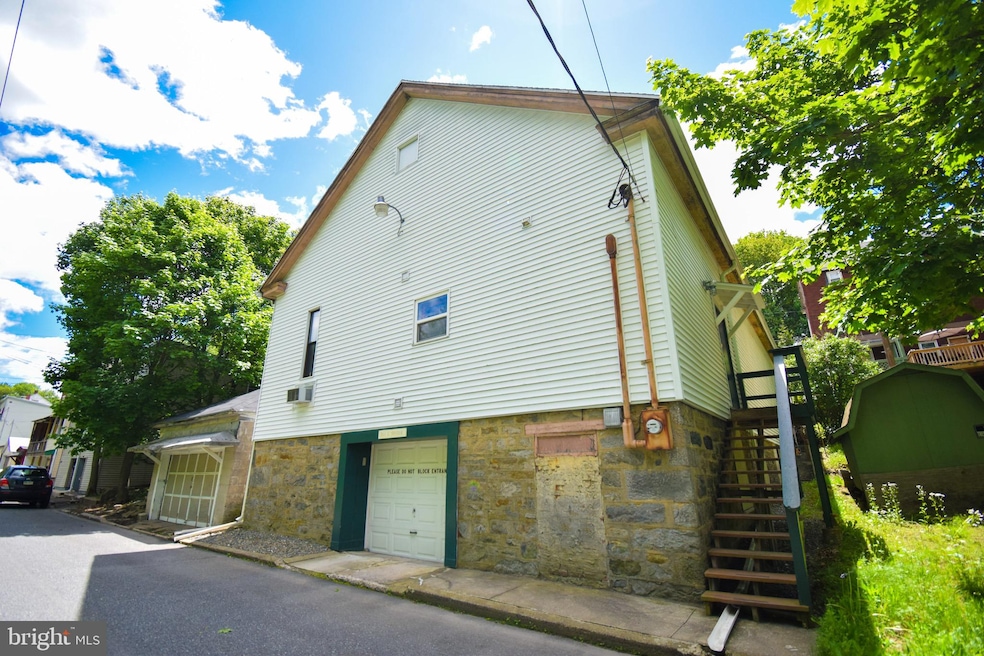 266 E Snyder Ave, Lansford, PA 18232 - photo 1