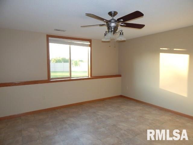 5439 Northwest Cir, Davenport, IA 52806 - photo 1