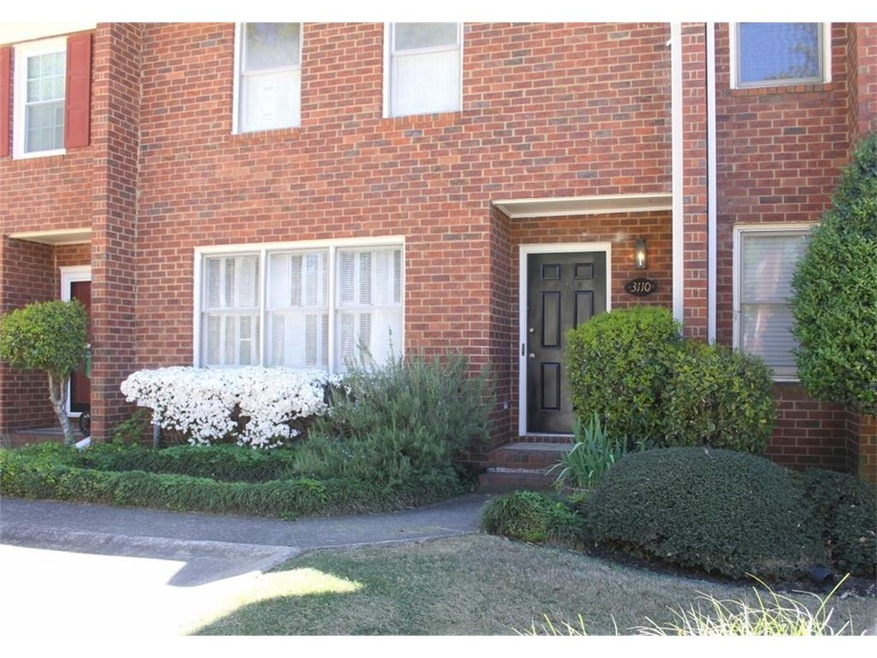 Large fee simple townhome in great Peachtree Corne