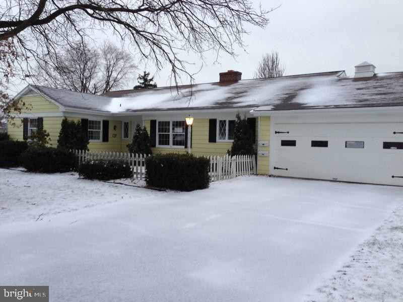 331 E Cedar St, New Holland, PA 17557 - photo 1