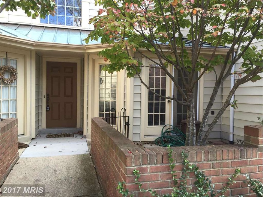 10805 Luxberry Dr, Rockville, MD 20852 - photo 1