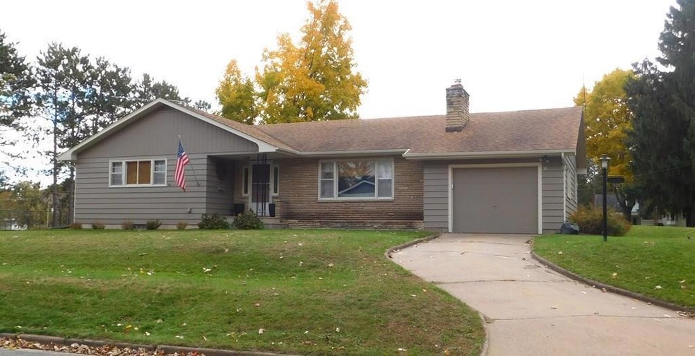 1520 5th Ave E, Menomonie, WI 54751 - photo 1