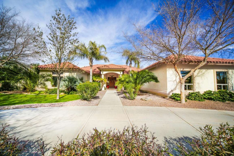 Via del Oro front