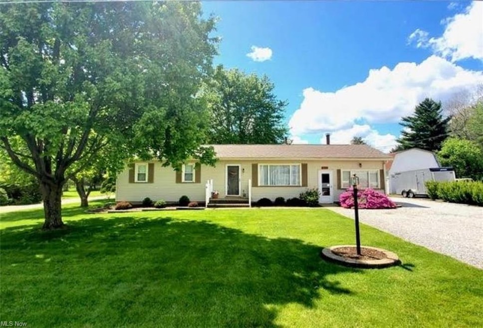 Ranch-style house featuring a front yard