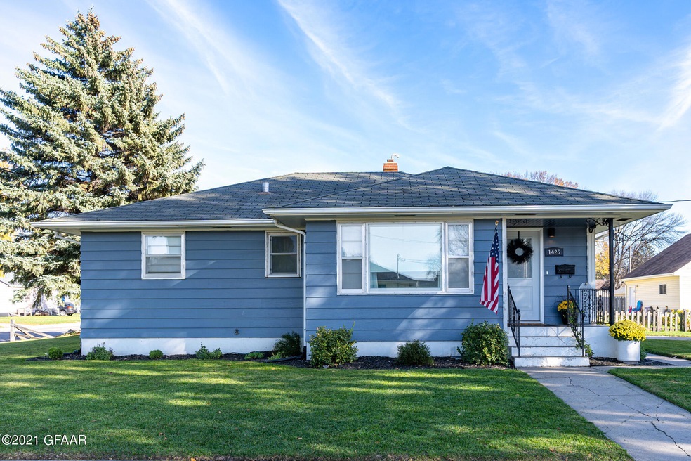 1425 S 11th St, Grand Forks, ND 58201 - photo 1