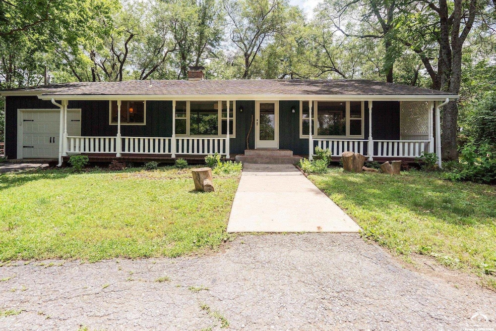 1211 N 1800 Rd, Lawrence, KS 66049 - photo 1