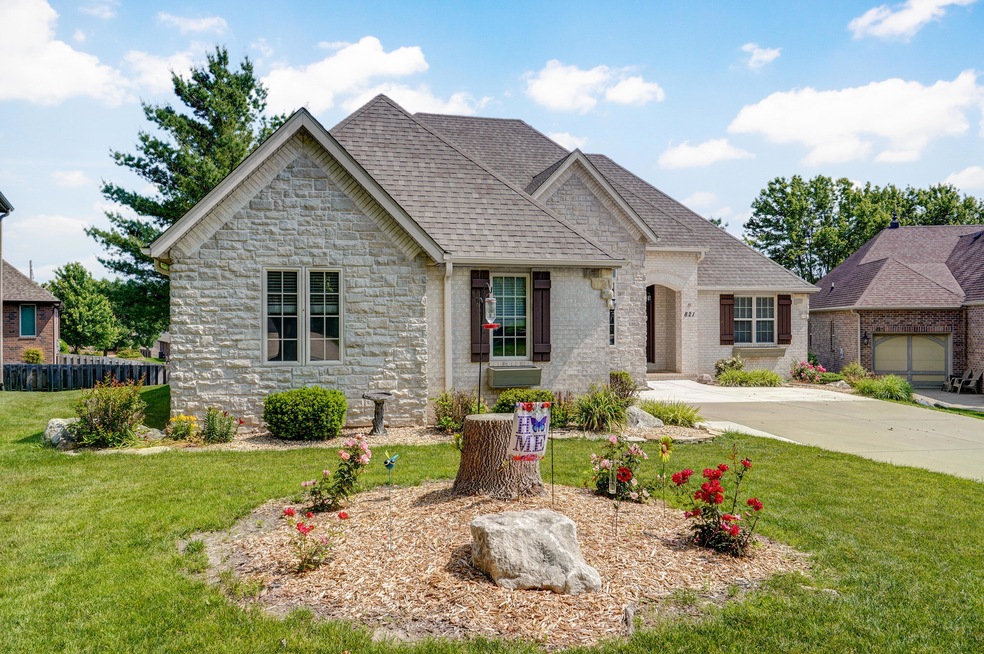 821 E Donegal Cir-56