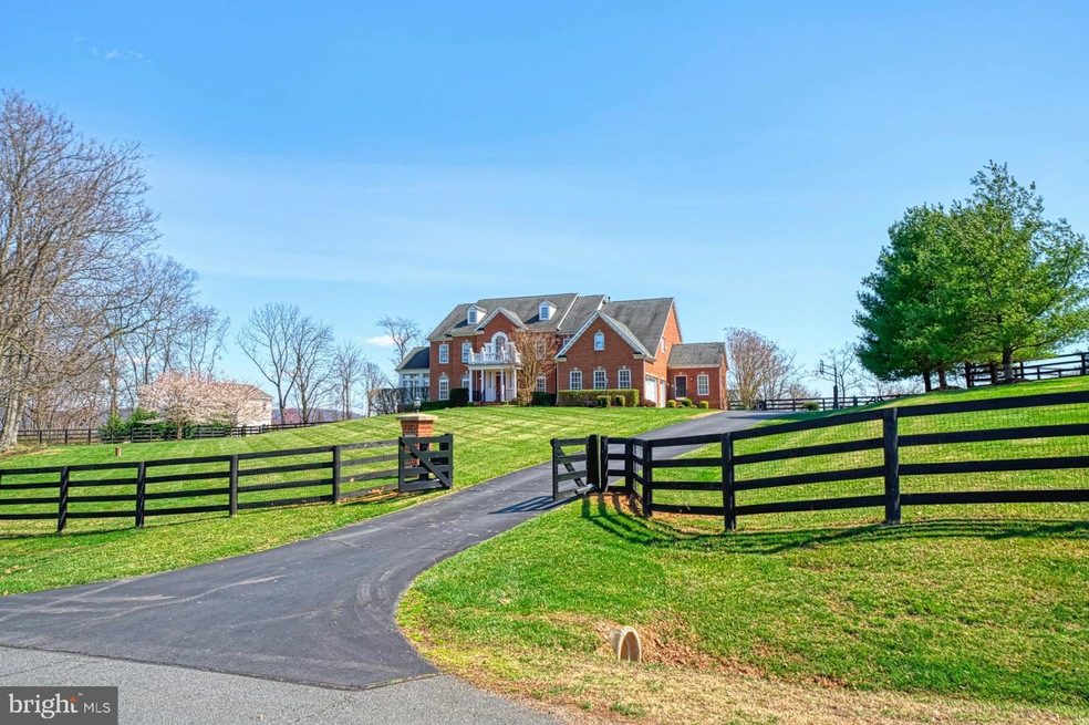 35327 Greyfriar Dr, Round Hill, VA 20141 - photo 1