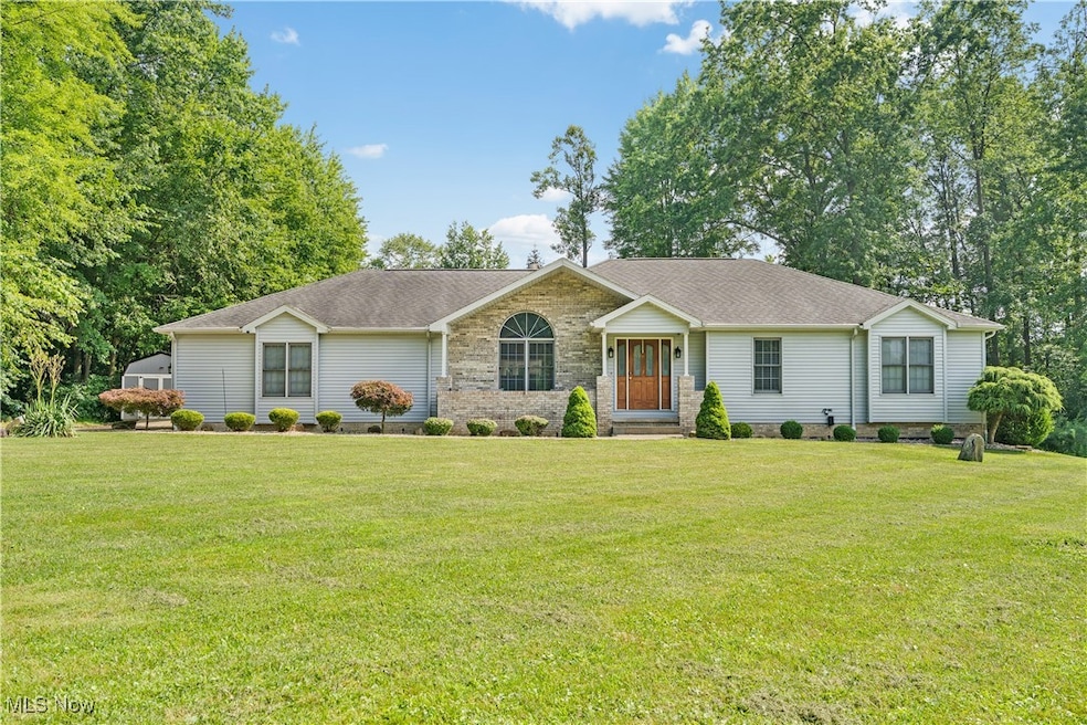 5537 Walnut Grove Cir, Struthers, OH 44471 - photo 1