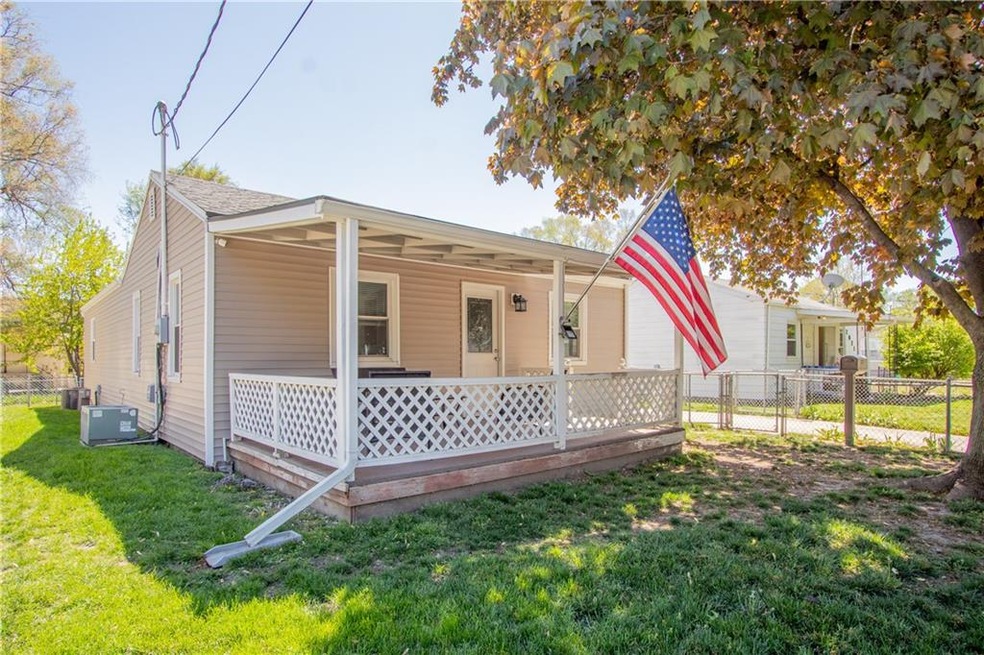 2025 E 25th St, Des Moines, IA 50317 - photo 1