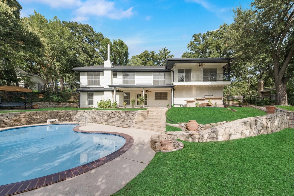 1013 Edgecliff Dr, Bedford, TX 76022 - photo 1