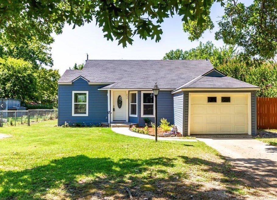 232 E Evans Ave, Bonham, TX 75418 - photo 1