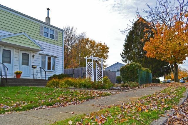 1347 Greenview Dr, Bethlehem, PA 18018 - photo 1