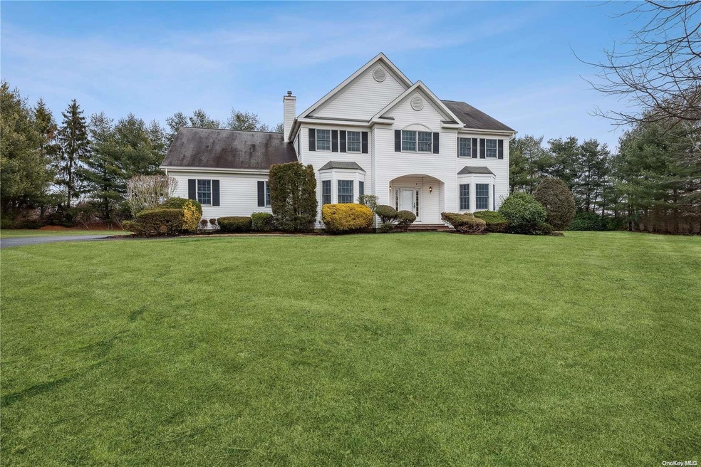 4 Vanderbilt Ct, Dix Hills, NY 11746 - photo 1
