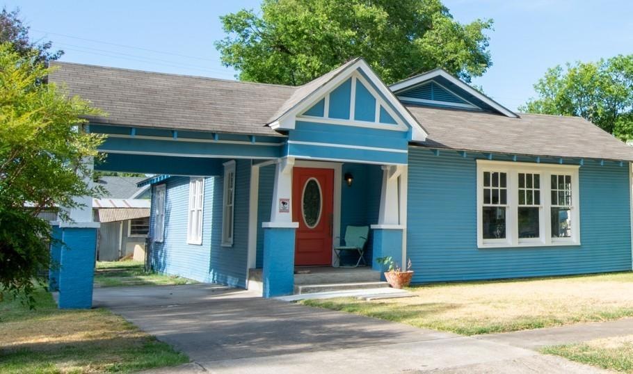 924 W Chestnut St, Denison, TX 75020 - photo 1