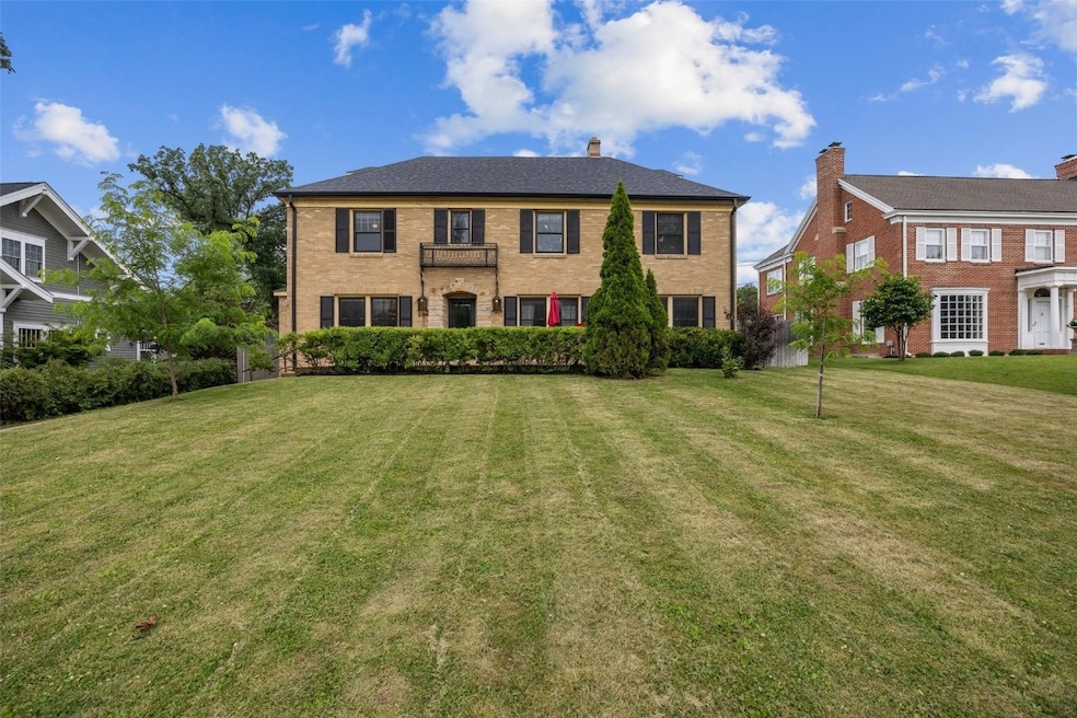 2144 Grande Ave SE, Cedar Rapids, IA 52403 - photo 1