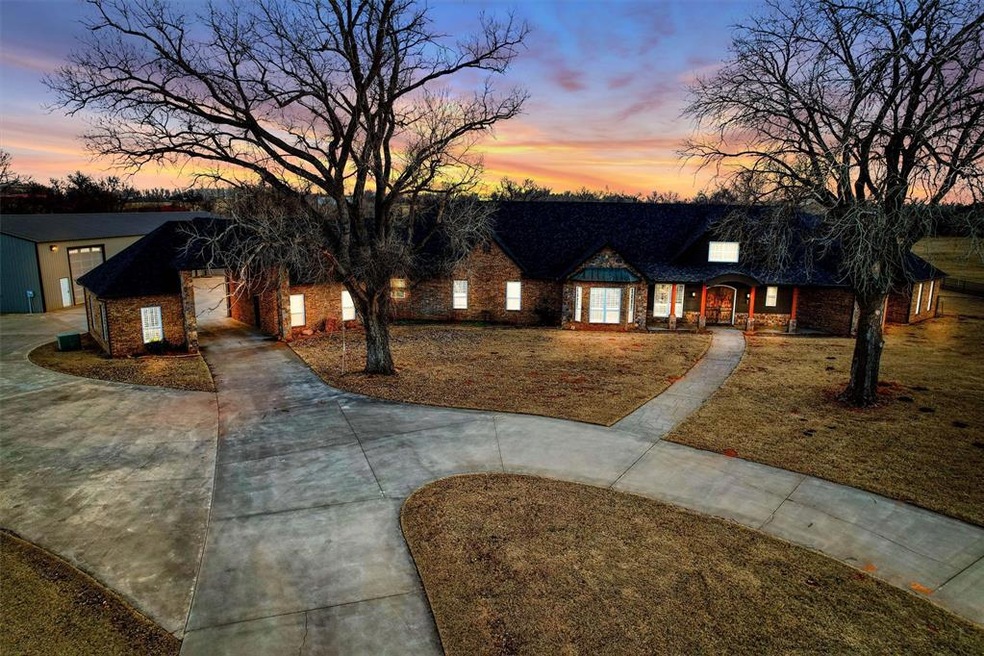 922 E 3rd St, Elk City, OK 73644 - photo 1