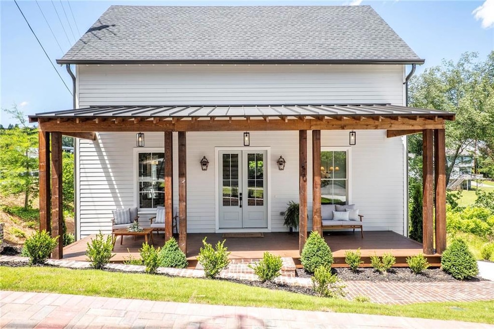 New, modern farmhouse steps away from Vickery Creek/Chattahoochee River trails and a short walk to dozens of restaurants, coffee shops and stores.