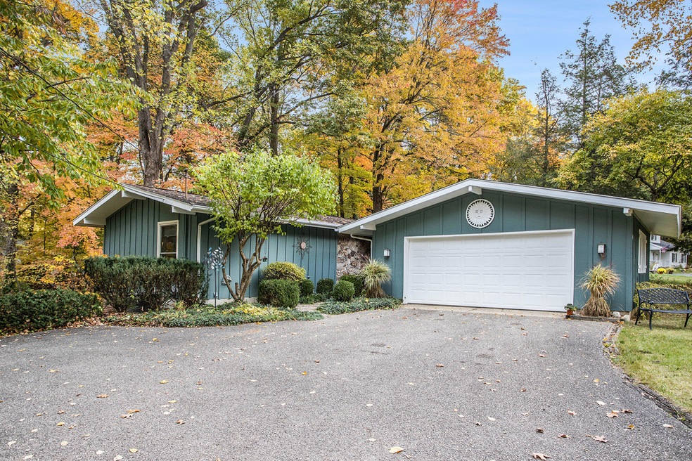 310 Horseshoe Ct, Plainwell, MI 49080 - photo 1