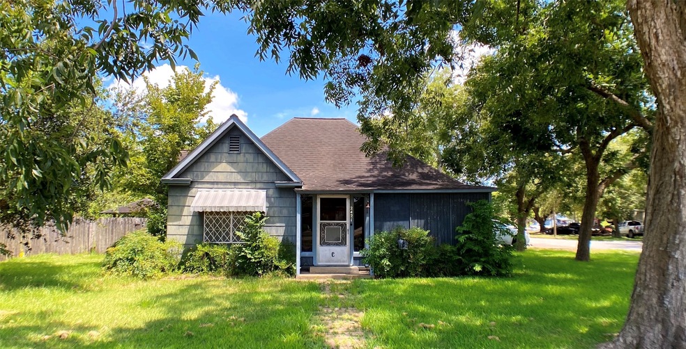 2421 Cottonwood Ave, Bay City, TX 77414 - photo 1