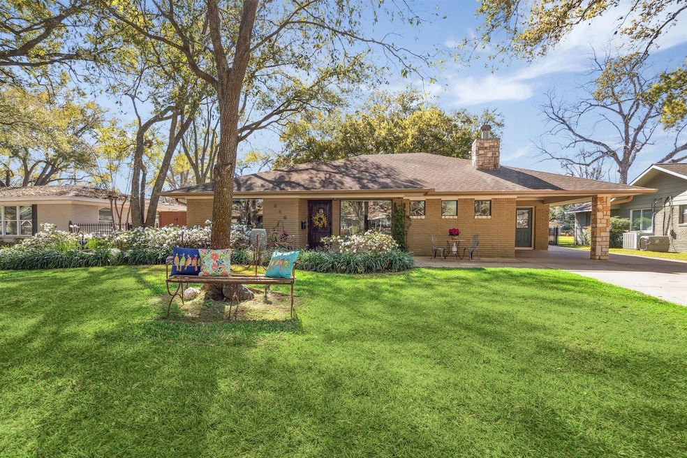 Welcome to historic Belknap - charming single stor
